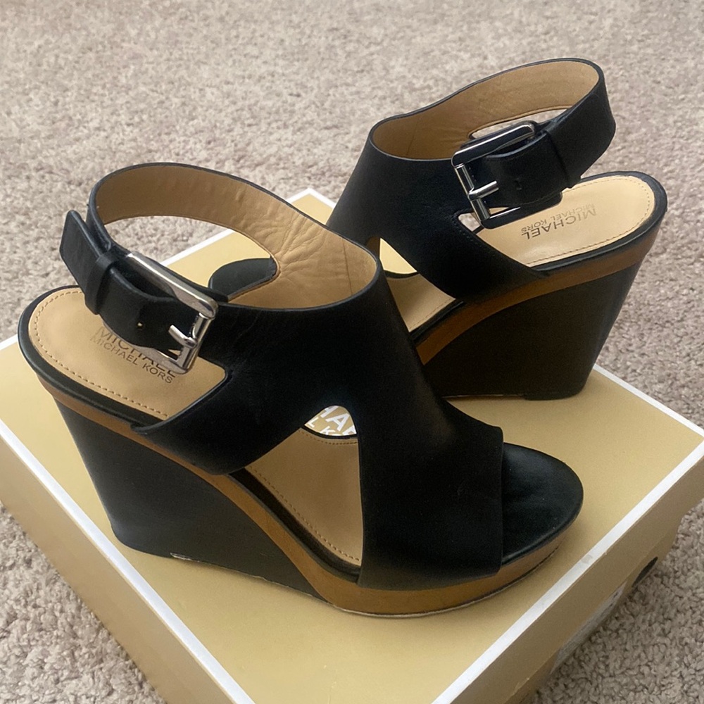 Pre-Loved Elegant Black Wedge Sandals
Good condition for a great price!!